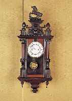 Wanduhr mit Musikwerk, deutsch, um 1900, verziertes Holzgehäuse, Originalaufsatz mit Bekrönung (minim. Reste alten Wurmbefalls), dreiseitig ...