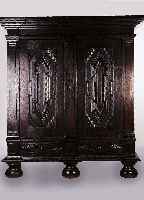 Groáer Dielenschrank, deutsch, um 1740, Eiche massiv, groáe aufgelegte Kassetten, z.T.eingelassen, seitl. Kassetten aus dem ...