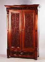 Schrank, Grnderzeit, um 1890, geschnitzte Kassetten, Sockelschub, drei Fachb”den, 184 x 120 x 61 cm, l. Gebrauchs- spuren