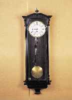 Wanduhr, Gebiet der ehem. k.k. Monarchie, um 1870/80, verziertes Holzgehäuse, schwarz ge-lackt u. gebeizt, dreiseitig verglast, zwei- geteiltes ...