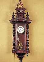 Wanduhr, Uhrenfabrik Haller, Schwenningen, um 1900, verziertes Holzgehäuse, zweiteiliger Originalaufsatz, dreiseitig verglast, zweige- teiltes ...
