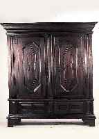 GROßER DIELENSCHRANK,WOHL HAMBURG, UM 1760, EICHE MASSIV, KASSETTIERT, DREI EINLEGEBöDEN, ORIG. SCHLOß, SCHLüSSEL SPäTER, L. REST., AL- ...