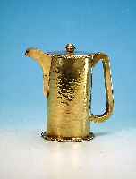 KANNE, WIENER WERKSTäTTEN, ENTWURF JOSEF HOFFMANN, MESSING, HAMMERSCHLAGDEKOR, SCHARNIER BESCHäDIGT, H. 15 CM