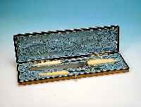 TRANCHIERBESTECK, WIRSCH & STERN SHEFFIELD, UM 1900, BEINGRIFFE, BEST. AUS DREI TEILEN, IM ORIG.ETUI, ALTERSSPUREN, Z.T. LEICHT RISSIG AN ...