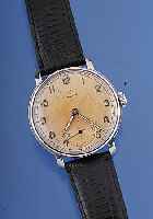 OMEGA Herrenarmbanduhr, Ref.-Nr. 9833793, Schweiz um 1942, Edelst., Boden u. Glasrand gedr., Orig.-Blatt farbl. get., Lederband spä-ter, 15 ...
