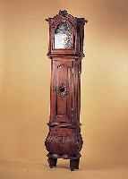 Standuhr, Aachen Lüttich, 18. Jh., Eichengehäuse dreiteilig, im Sockelbereich ge-baucht, reich geschnitzt und profiliert, ...