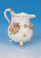 Sahnekännchen, Meissen, um 1890, Porzellan, applizierter Blumendekor, l. an den Blümchen bestoßen, Goldrand, H. 8 cm