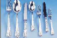 32-teiliges Besteck, 925er Silber, best. aus: 6 Gabeln, 6 Messer, 6 Eßlöffel, 2 Vor- legeteile, 6 Frühstücksgabeln, 6 Frühstücks- ...