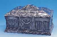 Schmuckschatulle, deutsch um 1905/10, Quist, Geislingen, Metall versilbert, reiche Inneneinrichtung mit rotem Samt, z.T. ...