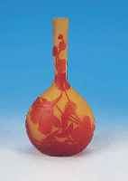 VASE, FRANKREICH, SIGN. GALLé, UM 1910, SCHICHTGLAS GELB EINGEPUDERT, ORANGE-ROT üBERFANGEN, GESCHNITTEN UND GESCHLIFFEN, FLORALER ...