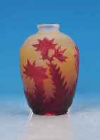 Vase, Frankreich, sign. Gallé, um 1900-05, Schichtglas mit gelben Einpuderungen, rot überfangen, geschnitten und geschliffen, ...