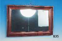 Spiegel, Biedermeier, um 1850/60 Nußbaumfurnier, Spiegelglas erneuert, l. Altersspuren, 88.5 x 57 cm