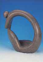 ETIENNE, STILISIERTE SKULPTUR, SICH AUF KNIESTüTZENDE, SITZENDE FIGUR, SERPENTINGESTEIN, UNTER SOCKEL SIGN.