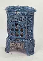 Kleiner Ofen, Frankreich, um 1900, Eisen- guß in reicher Durchbrucharbeit, hellblau emailliert, ca. 65 x 45 x 35 cm