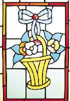 BLEIVERGLASUNG, DEUTSCH, UM 1900, BLUMENKORBMOTIV AUS BUNTEN TEILS RELIEFIERTEN GLäSERN, CA. 60 X 42 CM, EINE RANDSCHEIBE GESPRUNGEN