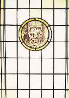 BLEIVERGLASUNG, DEUTSCH, UM 1900, BUNTE SCHEIBEN, MITTIG BEMALT MIT BAUERN VORM KAMIN, CA. 101 X 60 CM, IN ORIG. FENSTERRAHMENMONTIERT