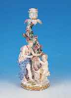 KERZENLEUCHTER, MEISSEN, UM 1860, PORZELLAN,MIT ZWEI VOLLPLASTISCHEN FIGUREN UND REICHEN BLüTEN UND BLäTTERN APPLIZIERT, BUNT BEMALT, ...