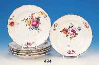 Sechs Teller, Meissen, um 1765, Punktzeit, Porzellan, feine bunte Malerei von Blumen- bouquet und Streublumen, Goldrand, D. ca. 23 cm, ...