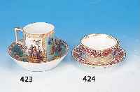 GROßE TASSE MIT UNTERTASSE, HELENE WOLFSOHN, VOR 1872, PORZELLAN, FELDERBEMALUNG MIT BLUMEN AUF TüRKISFARBENEM GRUND UND BUNTEN GALANTEN ...