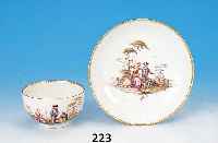 TASSE MIT UNTERTASSE, MEISSEN, UM 1740-45, PORZELLAN, BEIDE TEILE FEIN BUNT BEMALT MIT BäUERLICHEN PAAREN IN LANDSCHAFT, GOLDRAND, H. CA. 4 CM