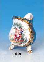 Kännchen, Sèvres, um 1765-70, Weichporzel- lan, blau glasiert, in goldgerahmter Kartuschefeine bunte Malerei von zwei Musikanten in ...