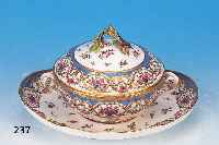 Deckelschale mit Unterteller, Sèvres, um 1790, Weichporzellan, reich bunt bemalt mit Blu- mengirlanden, goldenen Rocaillen und Streublu-men, Henkel ...