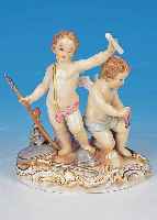 PORZELLANFIGUR, MEISSEN, UM 1860-70, 1.WAHL,ZWEI GEFLüGELTE PUTTEN MIT WAFFEN, BUNT BEMALTUND MIT GOLDSTAFFAGE, TEILREST., H. CA. 14.5CM