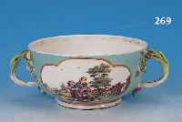 HENKELSCHALE, MEISSEN, UM 1740/45, PORZEL- LAN, TüRKISFARBEN GLASIERT, IN ZWEI GOLDGE- RAHMTEN KARTUSCHEN FEINE BUNTE MALEREI VON ...
