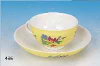 TASSE MIT UNTERTASSE, MEISSEN, UM 1730-35, PORZELLAN, GELBER GRUND MIT BUNTER BLUMEN- MALEREI, H. CA. 4.5 CM, HENKELANSATZ GEKLEBT