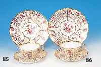 TASSE, UNTERTASSE UND KUCHENTELLER, DRESDEN, LAMM, UM 1910, PORZELLAN, FELDERBEMALUNG MITBUNTEN BLüTENGIRLANDEN UND GOLDENEN ROCAILLEN,H. TASSE ...