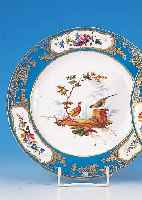 Teller, Sèvres, um 1780/90, Weichporzellan, blauer Rand mit Golddekor und Blumenmalerei inKartuschen, mittig feine bunte Malerei von exotischen ...