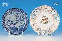 ZIERTELLER, MEISSEN, 80ER JAHRE, 1. WAHL, PORZELLAN, RAND IN DURCHBRUCHARBEIT, IN DREI RANDKARTUSCHEN DISTEL, ZWEIG U. SCHMETTERLING,MITTIG VOGEL ...
