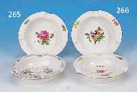 2 Aschenbecher, Meissen, 2. Wahl, nach 1970, Streublumendekor u. Blume I, D. ca. 12,5 cm