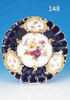 PRUNKSCHALE, MEISSEN, UM 1860-80, 1. WAHL, PORZELLAN, KOBALTBLAUER RAND, REICH RELIEFIERTUND VERGOLDET (BERIEBEN), IN DREI RANDKARTU- SCHEN BUNTE ...