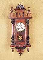 Wanduhr, deutsch, um 1900, verziertes Holzgehäuse, dreiseitig verglast, Aufsatz sek., zweigeteiltes Emailzifferblatt, skelett. ...