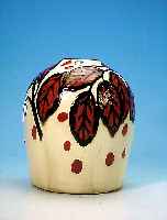 Vase, Tonwerke Kandern, um 1915, Majolika, Gießbüchsenmalerei in Form stilisiert. Laubes,H. ca. 18 cm