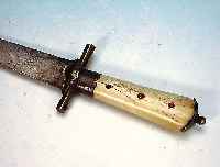 Jagdmesser, deutsch um 1730-50, geschmie- dete Klinge, Gravur teils sekundär (19.Jh.), Griff Bein, Handschutz-u.Griffmontur Messing, Gebrauchs- ...