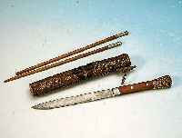 Ess-Besteck, Tibet, um 1900, Messer und Stäbchen im Köcher, dieser mit reliefiertem Blech beschlagen, L. ca. 26.5 ...