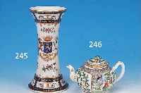 Vase, Samson Paris, um 1830-40, Porzellan, bunt floral bemalt in der Art von Kanton, H. ca. 20,5 cm