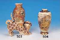 VASE, JAPAN, UM 1890, SATSUMA, FEINSTEIN- GUT, BUNT BEMALT IM GOLDBROKATSTIL, SOCKEL IN FORM EINES FO-HUNDES, OBERER RAND RESTAURIERT,H. CA. 18,5 ...