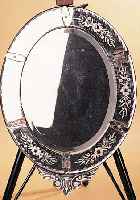 WANDSPIEGEL, ITALIEN, UM 1900, FARBLOSES KRISTALLGLAS, REICH FLORAL GESCHLIFFEN, SECHS APPLIKATIONEN, SPIEGELFOLIE TEILS KORR., CA. 75 X 54 ...