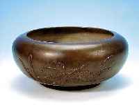 BRONZESCHALE, JAPAN, UM 1900, MIT BLUMENRELIEF, LEICHTE ALTERSSPUREN, H. 9.5 CM,D. 24 CM