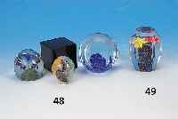 PAPERWEIGHT, WOHL BöHMEN, 30ER JAHRE, GLAS, EINGESCHMOLZENE GLASBLUMEN, MIN. BEST. FACETTIERT, H. 9 CM