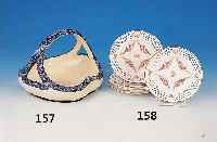 Vier Teller, Max Roesler, um 1920, num. 1698Steingut, Ränder mit Korbgeflecht, Rosendekor ein Teller mit Chip am Rand, D. ca. 16 cm