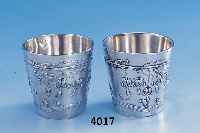 2 Jugendstilstamperl, Frankreich um 1900, 950er Silber, Reste alter Innenvergoldung, zeittyp. floraler Dekor mit tränenden Herzen in asymm. ...