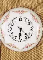 Wanduhr, Roesler, Rodach, 20/30er Jahre, Steingut, Rosendekor, zeittypische Zeiger, skelett. Messingplatinenwerk Gustav Becker, ...