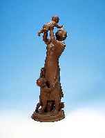 GROßE SKULPTUR, MEISSEN, BöTTGER STEINZEUG, 20/30ER JAHRE, MUTTER MIT KINDERN, MIN. BESTOßEN, H. 47 CM