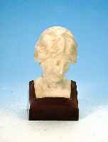 Büste, Jugendstil, dat. 79 ?, Alabaster, rückseitig unleserlich signiert, Bronze- teile gemarkt Schumacher, deutsch, H. 14.5 cm