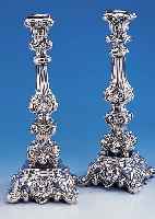Kerzenleuchterpaar, 13lötiges Silber, wohl süddeutsch um 1835/45, 2. Barock, partiell nachgestochen, verschraubt, stiltypisch, 1 Teil ...