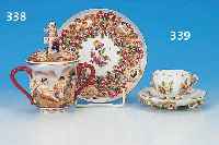 Deckeltasse, Volkstedt, um 1900, nach Vorbild von Cappo di Monte, reliefierter Puttidekor, bemalt, H. 13 cm
